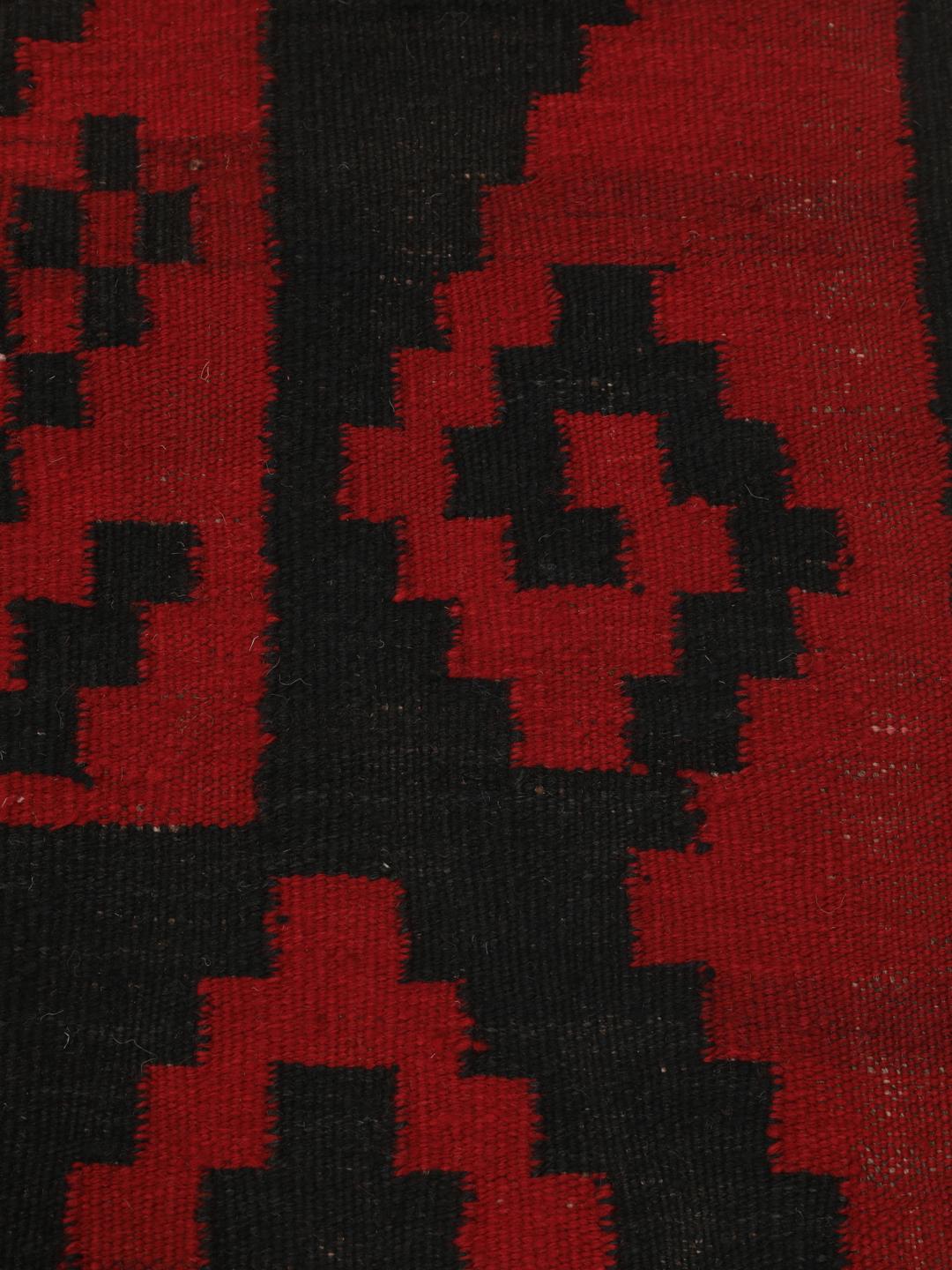 Afghansk vintage kelim-løber med geometriske mønstre i rød og sort