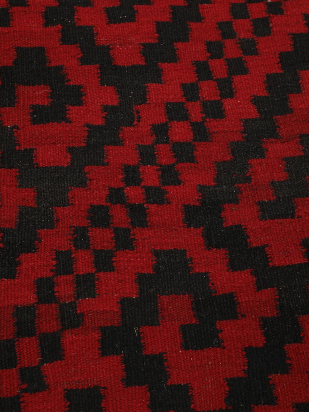 Afghansk vintage kelim-løber med geometriske mønstre i rød og sort