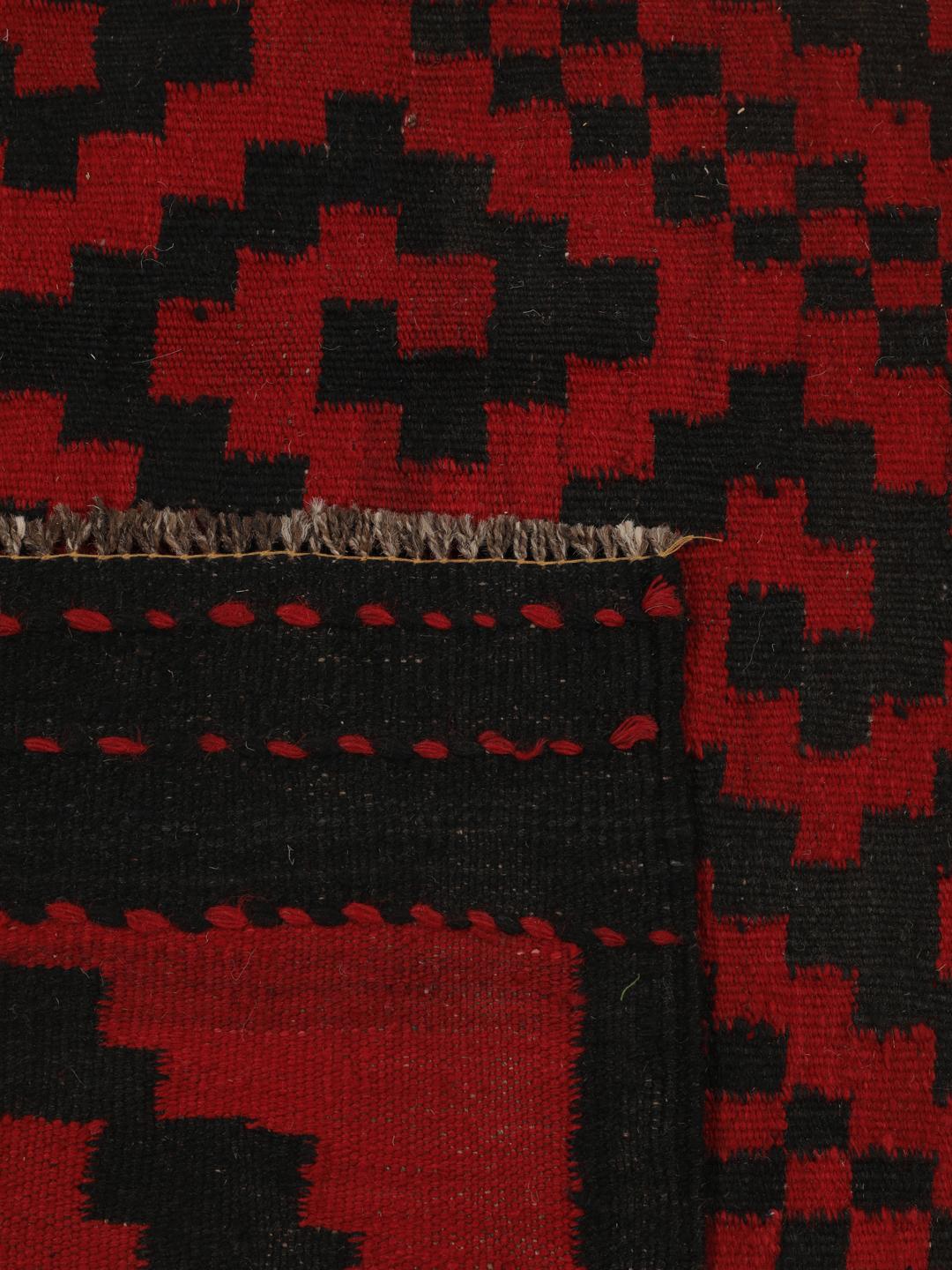 Afghansk vintage kelim-løber med geometriske mønstre i rød og sort