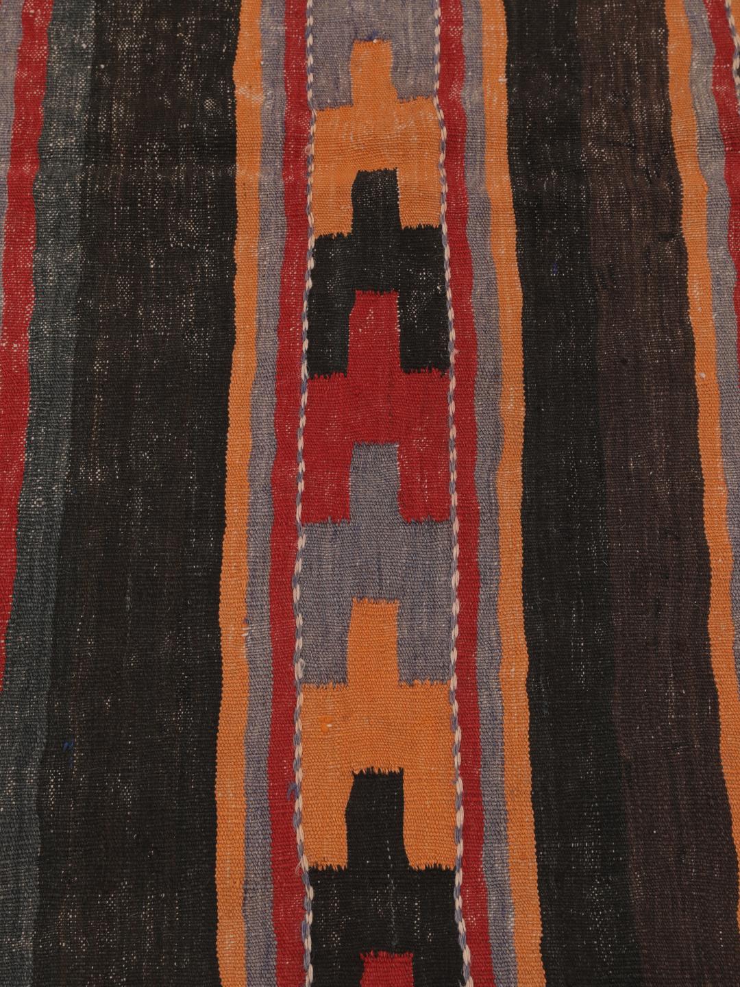 Tapis kelim vintage afghan tissé à la main avec des motifs géométriques en laine multicolore.