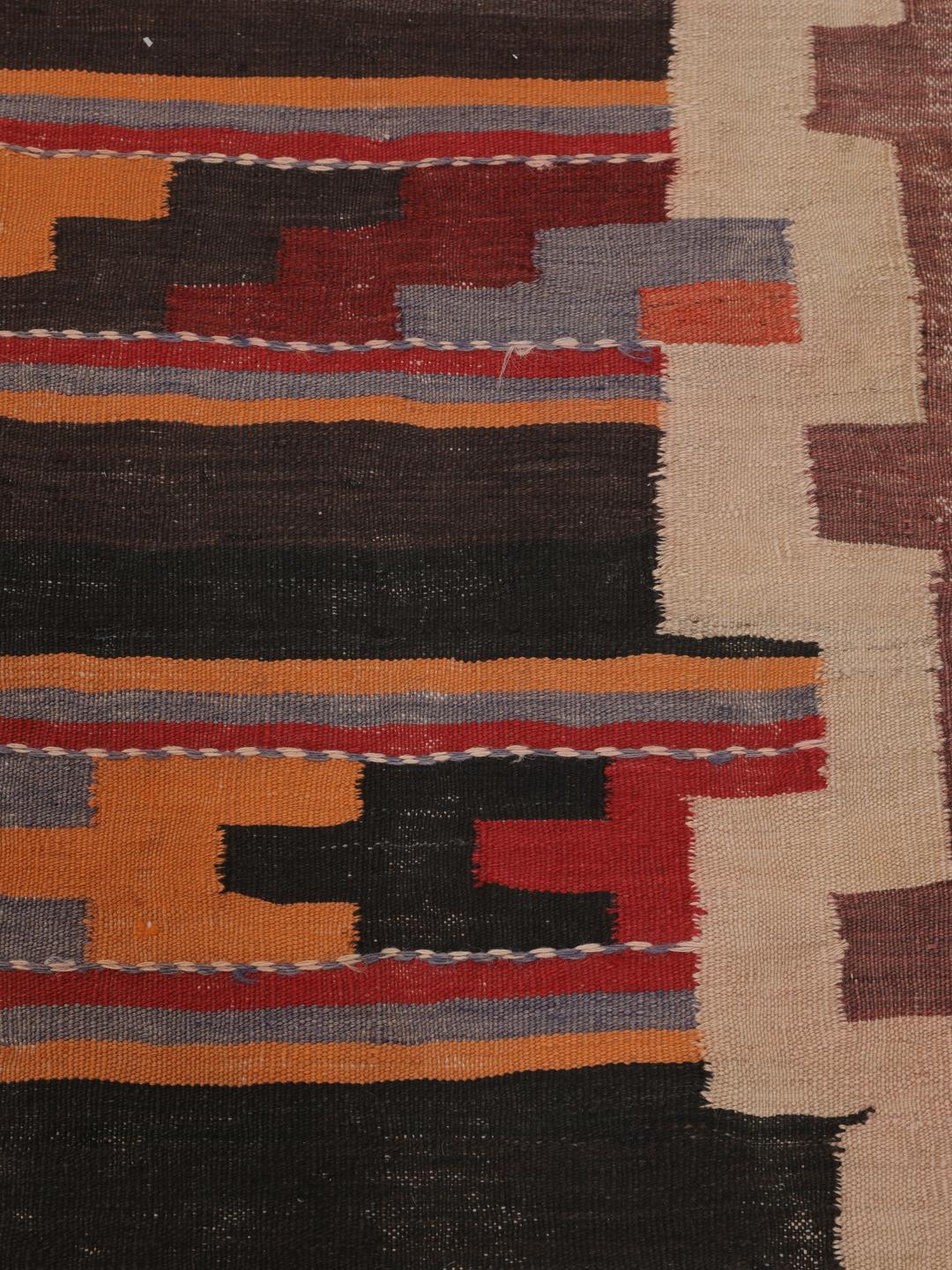 Tapis kelim vintage afghan tissé à la main avec des motifs géométriques en laine multicolore.