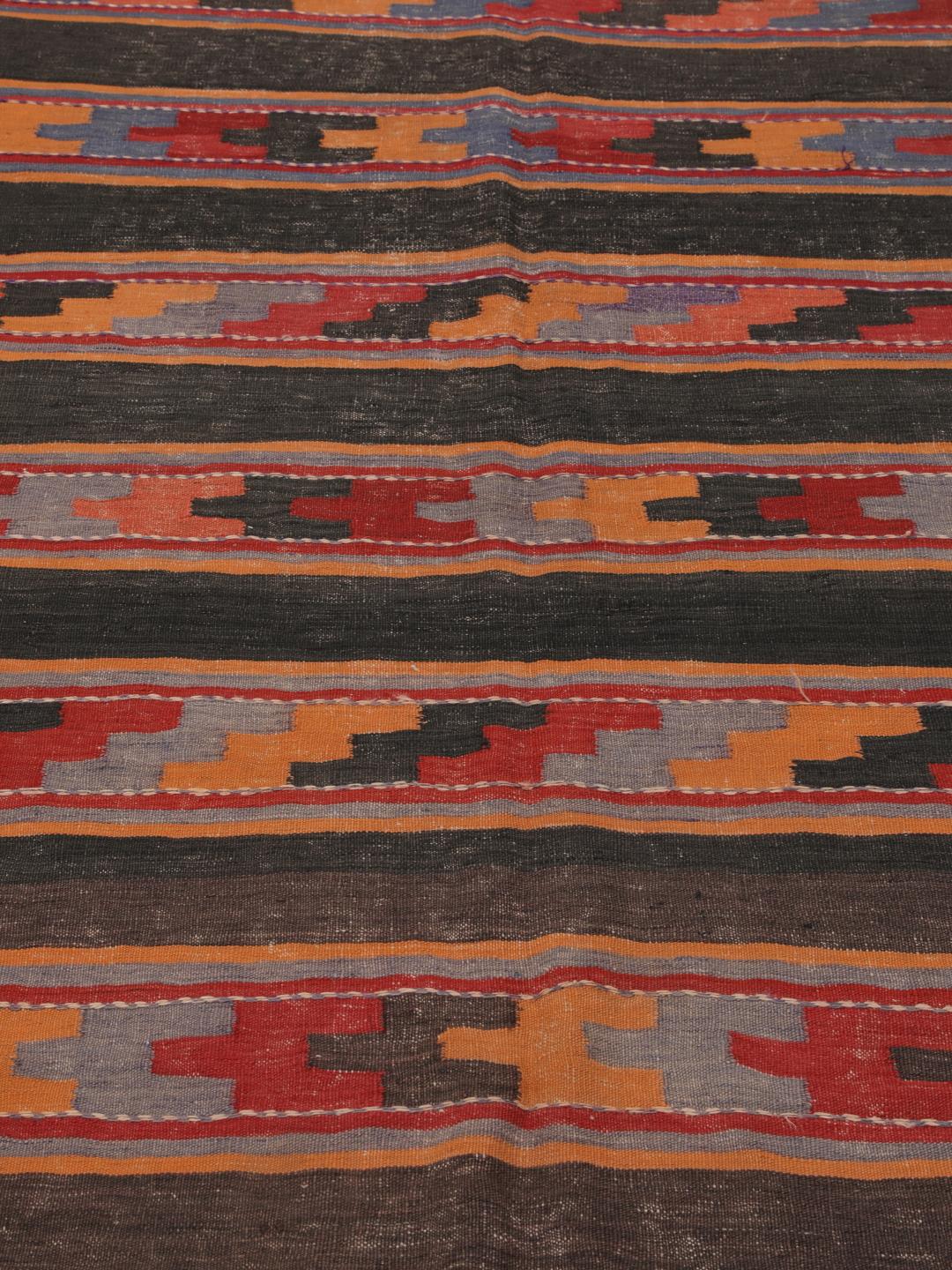 Tapis kelim vintage afghan tissé à la main avec des motifs géométriques en laine multicolore.