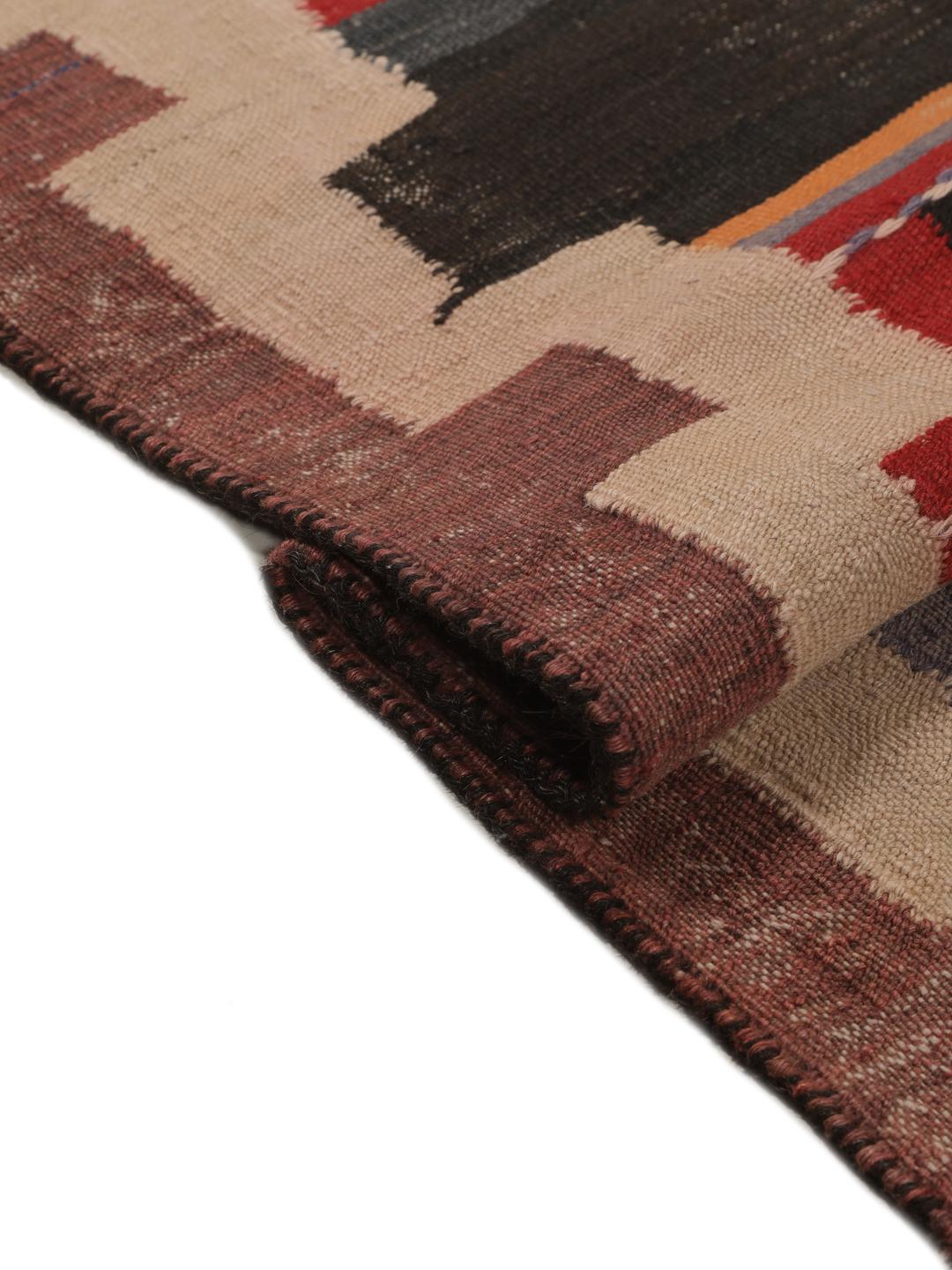 Tapis kelim vintage afghan tissé à la main avec des motifs géométriques en laine multicolore.