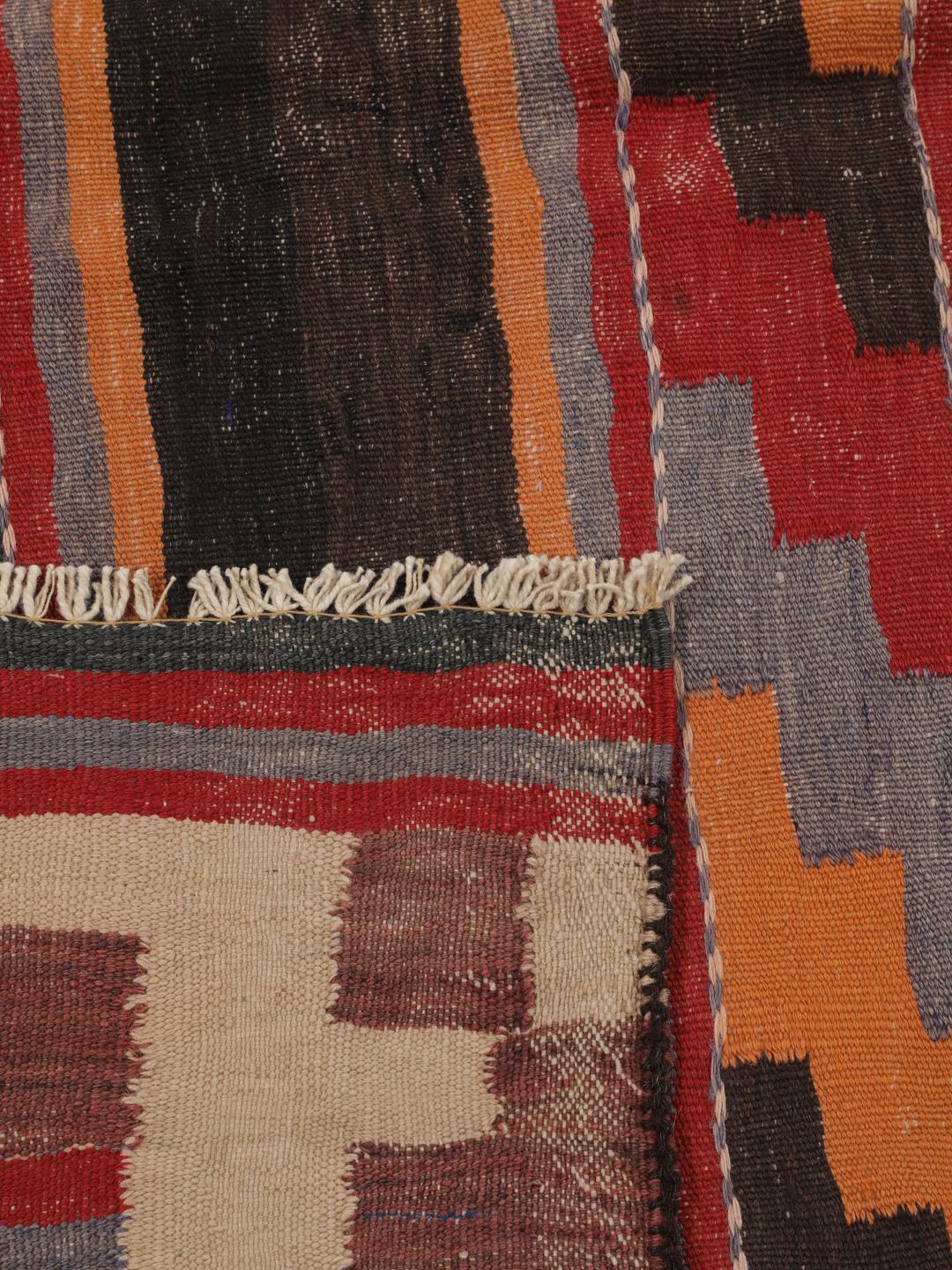 Tapis kelim vintage afghan tissé à la main avec des motifs géométriques en laine multicolore.