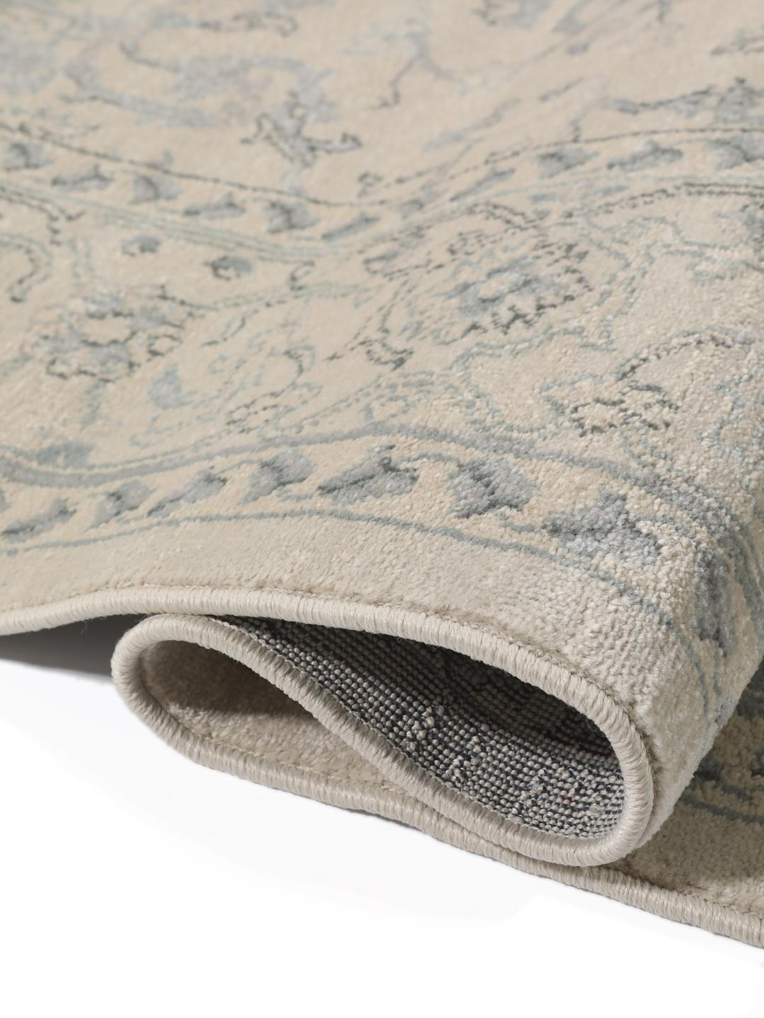 Beigefarvet tæppe med franser