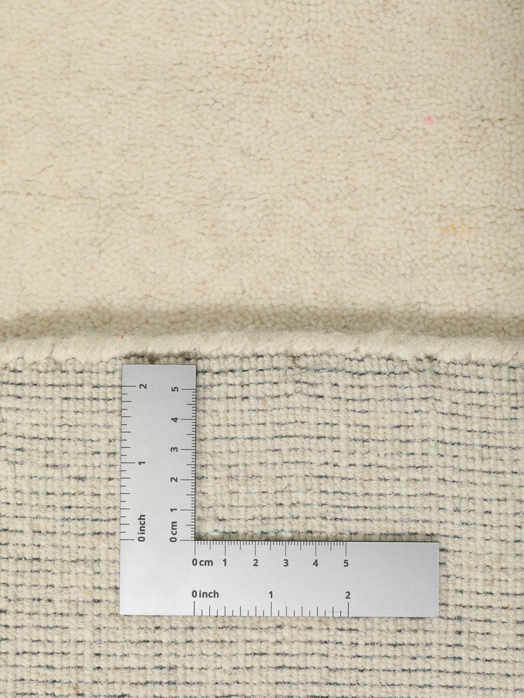 Un tapis rond blanc Handloom fabriqué en laine