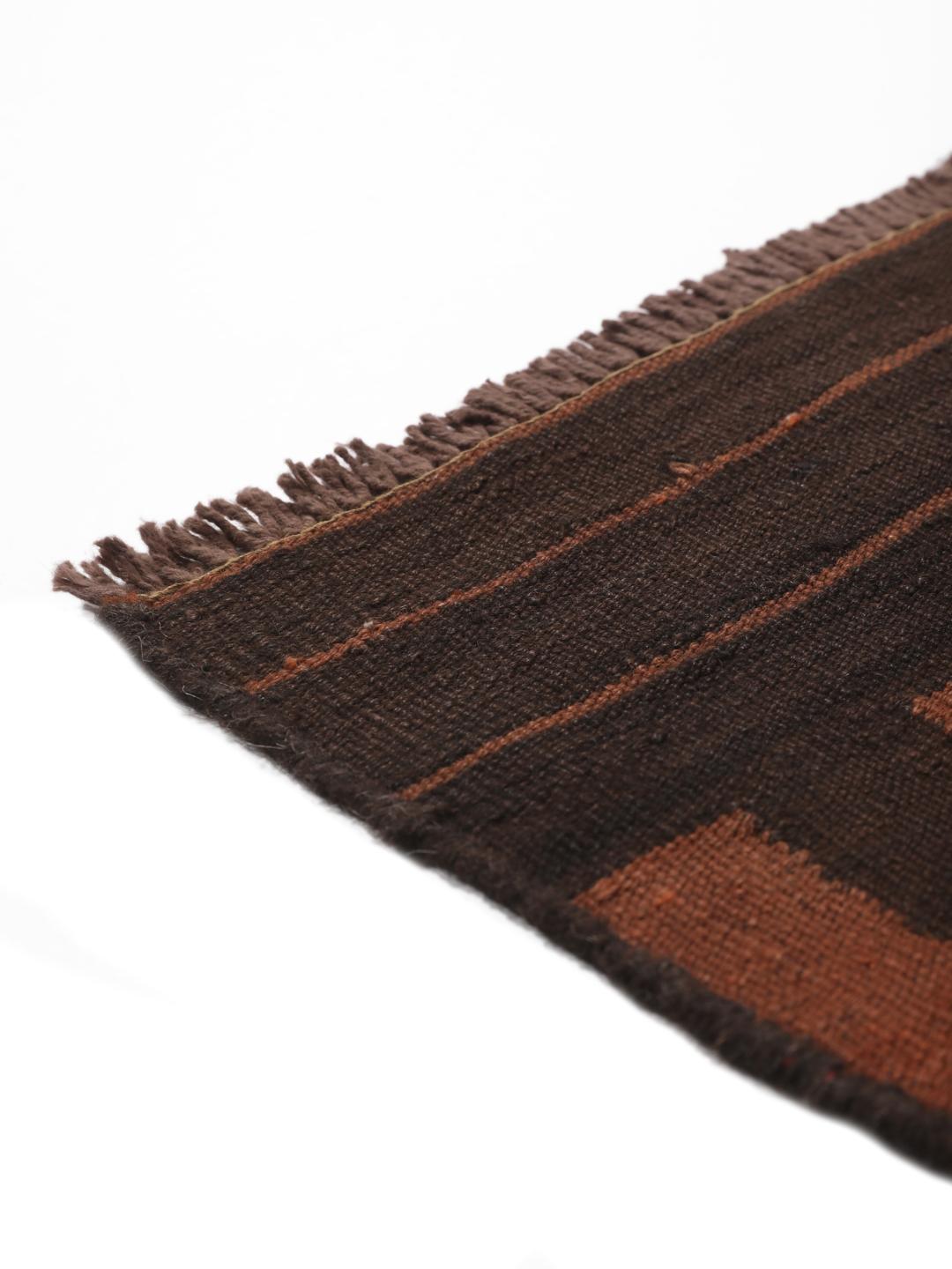 Tapis couloir kelim vintage afghan tissé à la main dans des tons rouges et sombres avec un motif en losanges