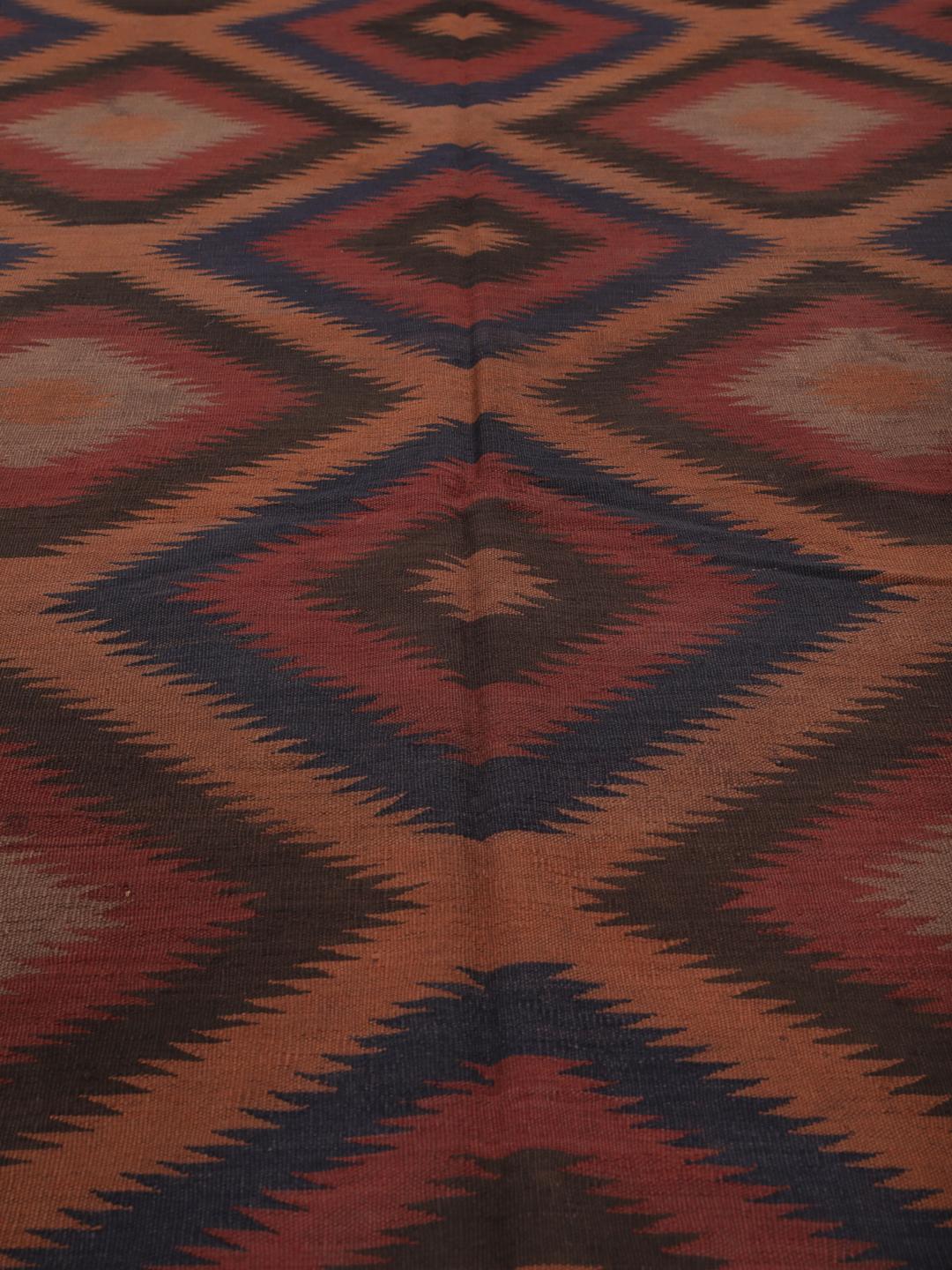 Tapis couloir kelim vintage afghan tissé à la main dans des tons rouges et sombres avec un motif en losanges