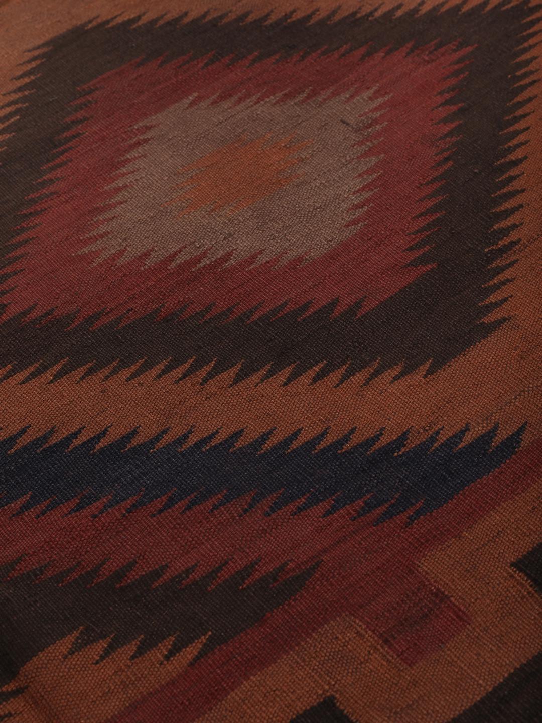 Tapis couloir kelim vintage afghan tissé à la main dans des tons rouges et sombres avec un motif en losanges