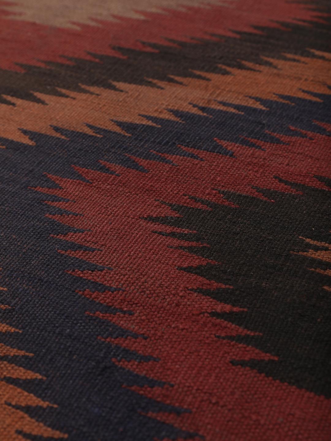 Tapis couloir kelim vintage afghan tissé à la main dans des tons rouges et sombres avec un motif en losanges