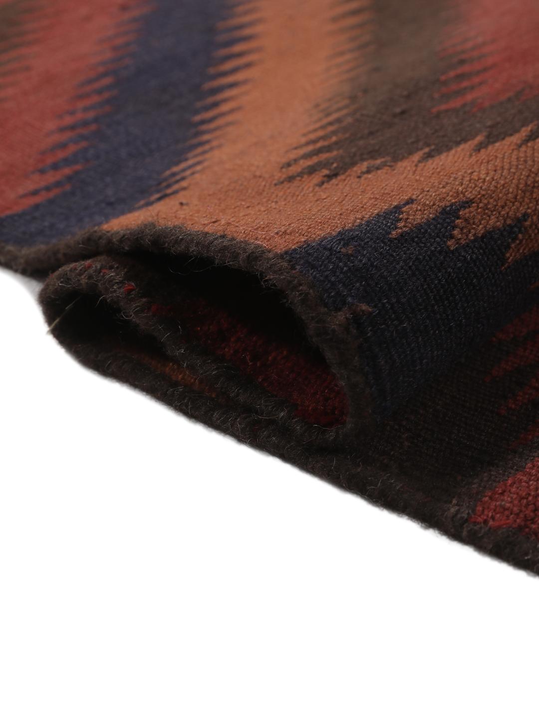 Tapis couloir kelim vintage afghan tissé à la main dans des tons rouges et sombres avec un motif en losanges