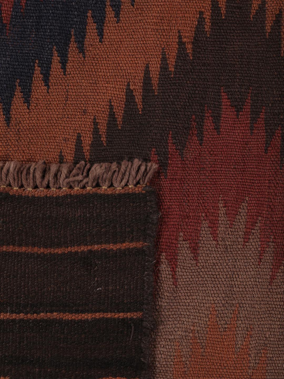 Tapis couloir kelim vintage afghan tissé à la main dans des tons rouges et sombres avec un motif en losanges
