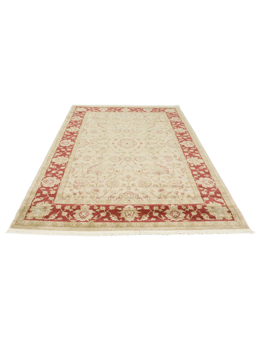 Beige og rødt tæppe med blomstermotiver