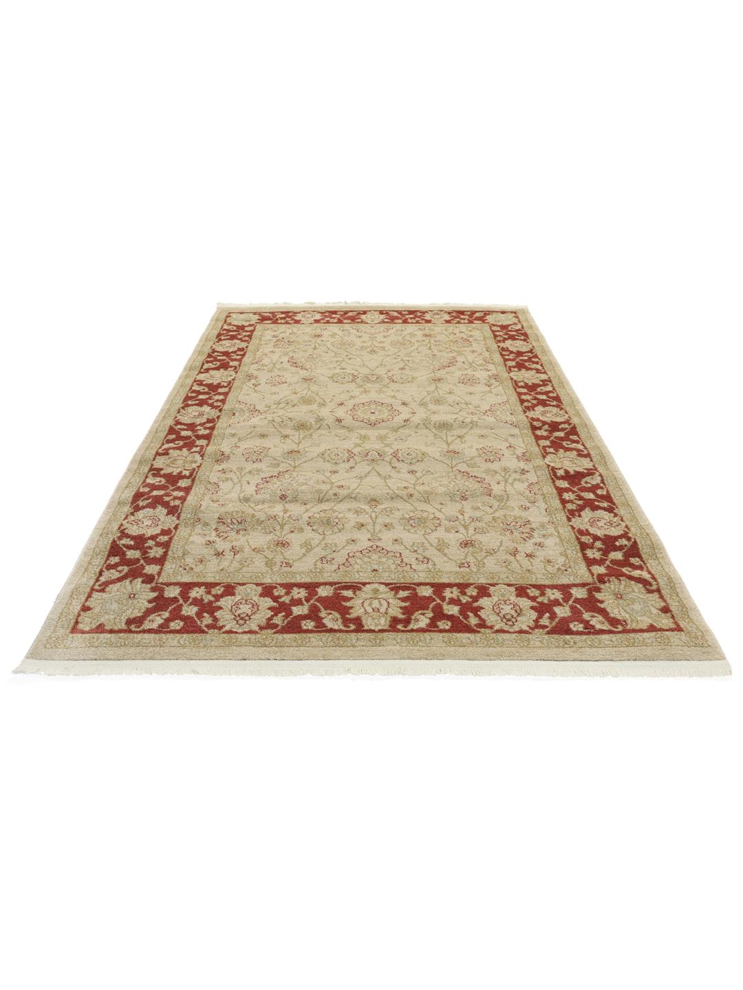 Beige og rødt tæppe med blomstermotiver