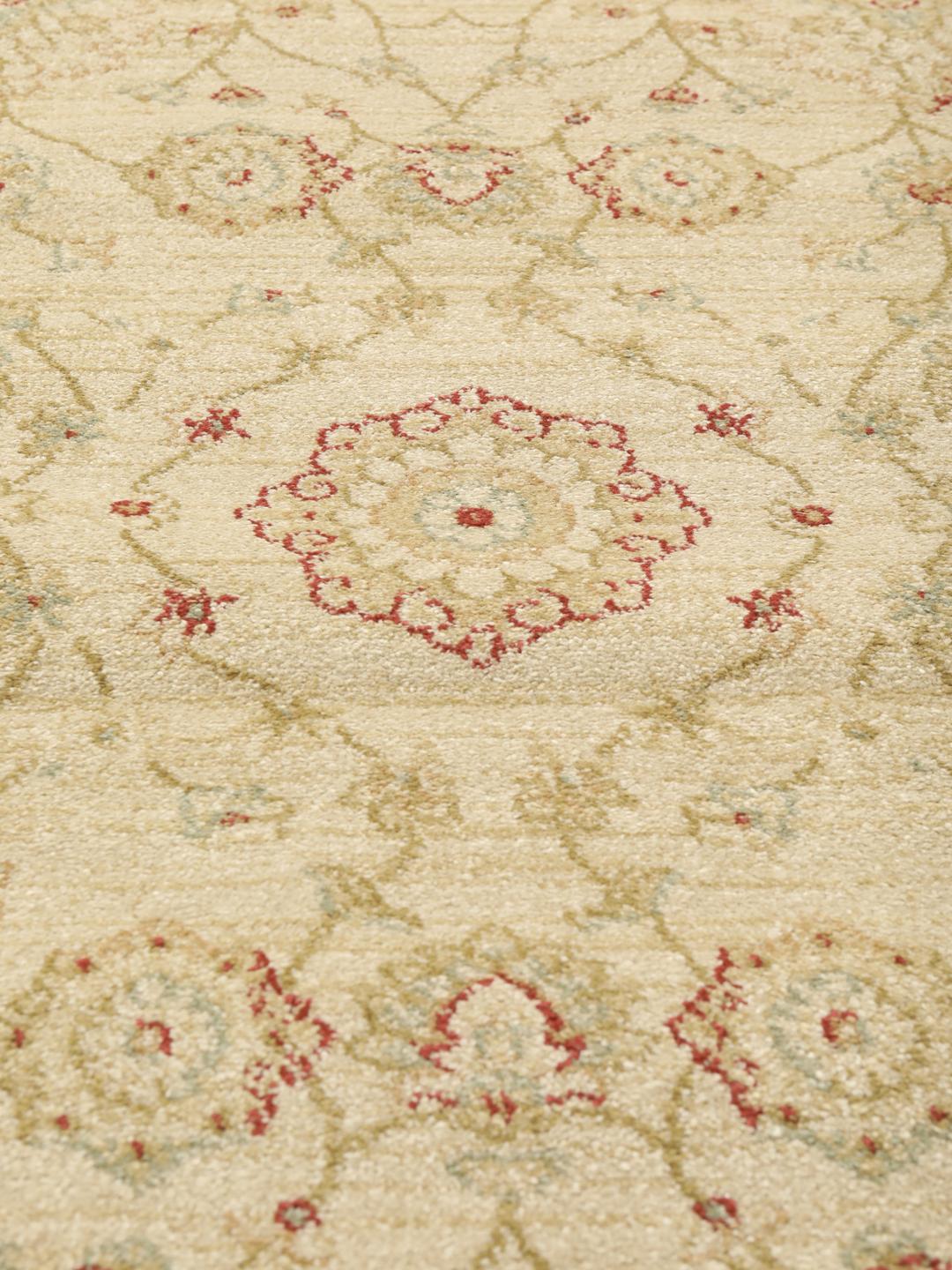 Beige og rødt tæppe med blomstermotiver