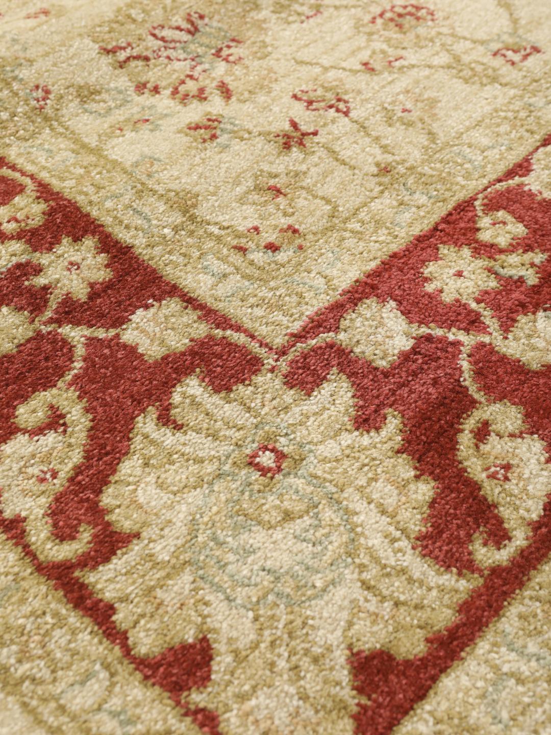 Beige og rødt tæppe med blomstermotiver