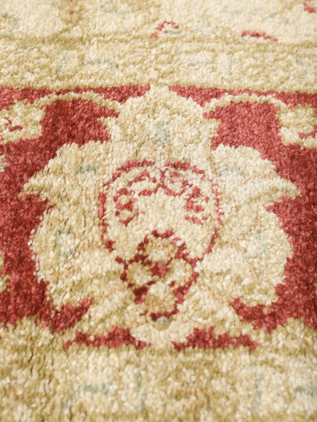 Beige og rødt tæppe med blomstermotiver