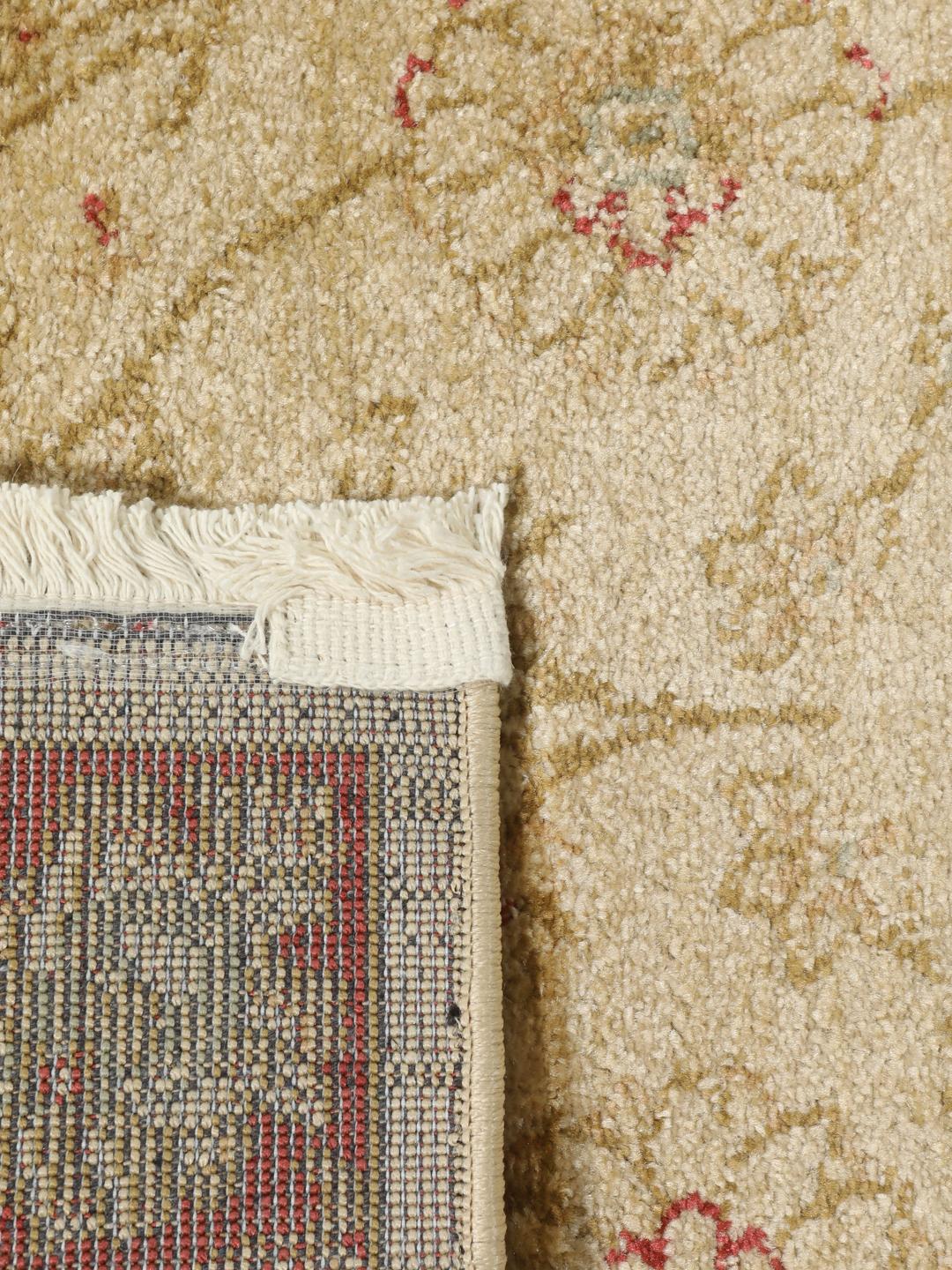 Beige og rødt tæppe med blomstermotiver