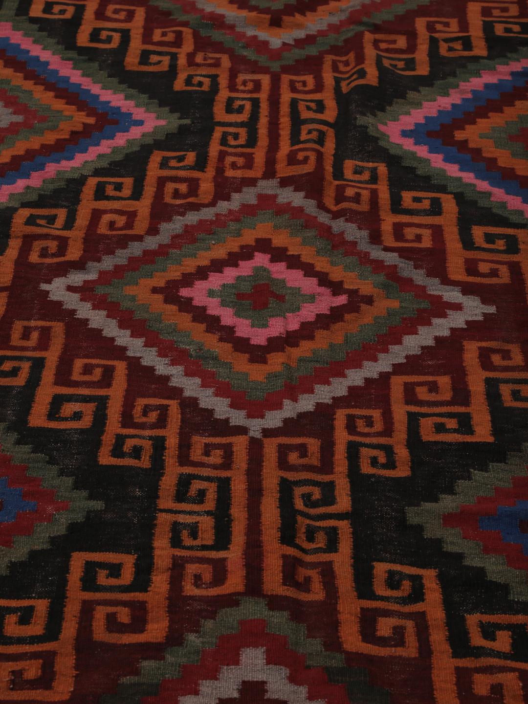 Tapis couloir afghan vintage avec des motifs géométriques en laine multicolore