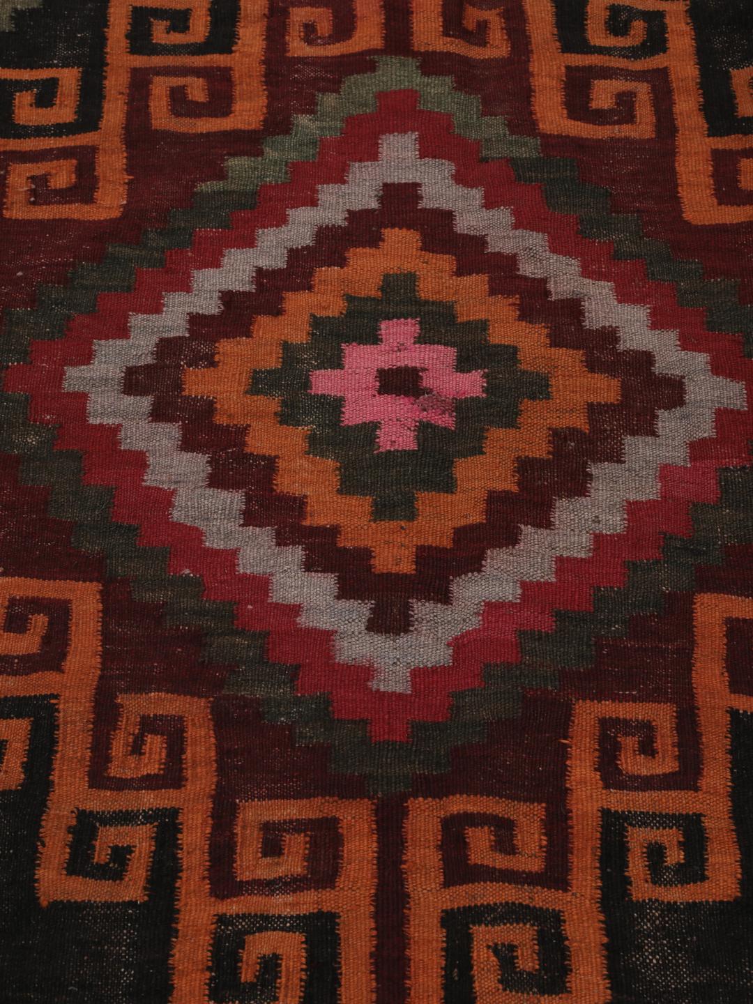 Tapis couloir afghan vintage avec des motifs géométriques en laine multicolore