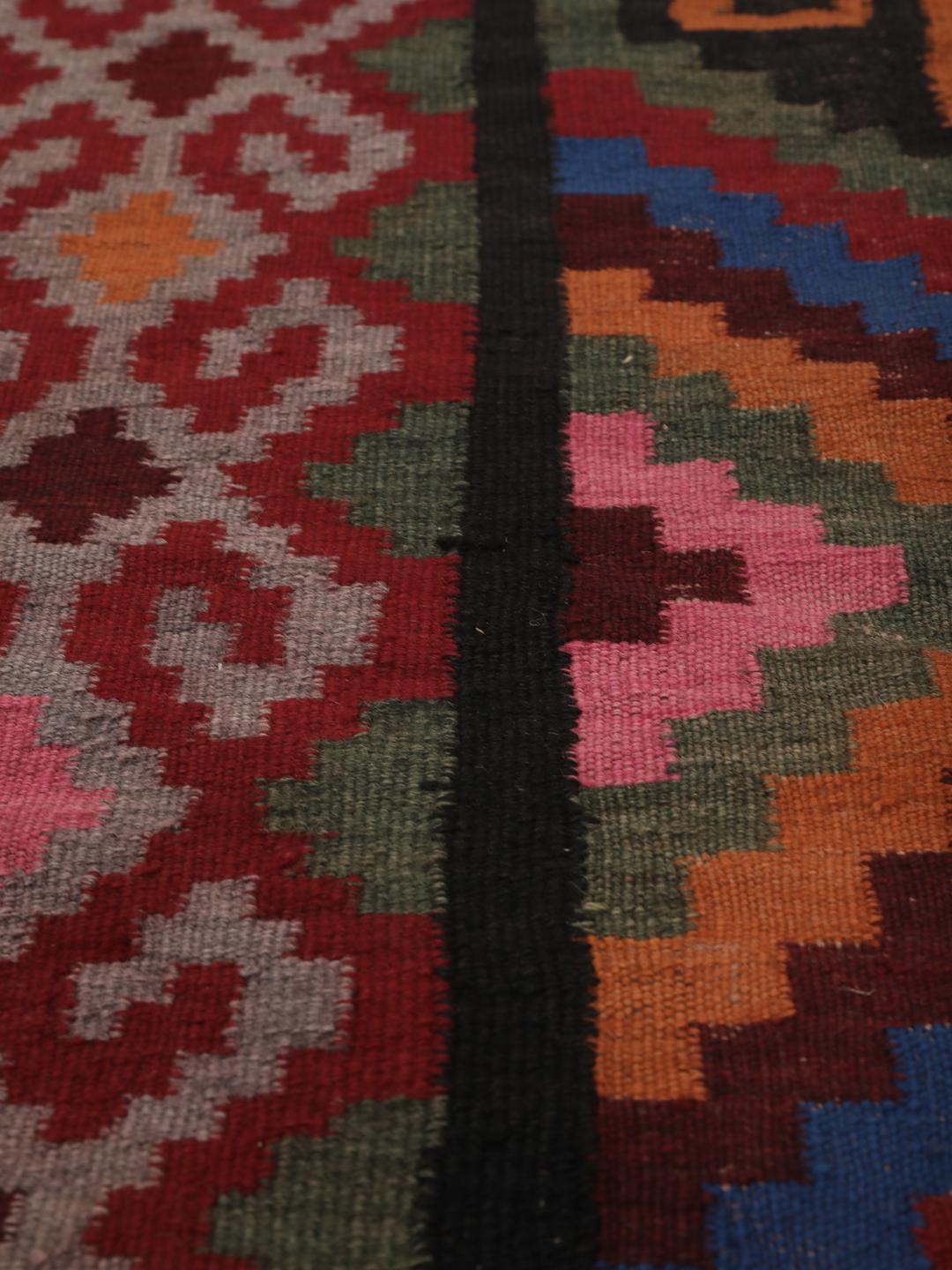 Tapis couloir afghan vintage avec des motifs géométriques en laine multicolore