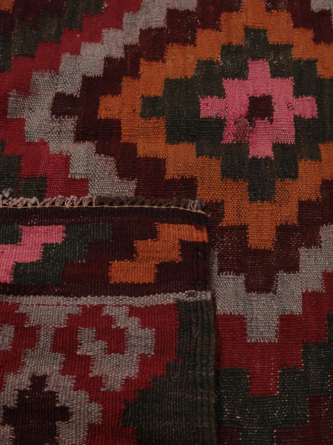 Tapis couloir afghan vintage avec des motifs géométriques en laine multicolore