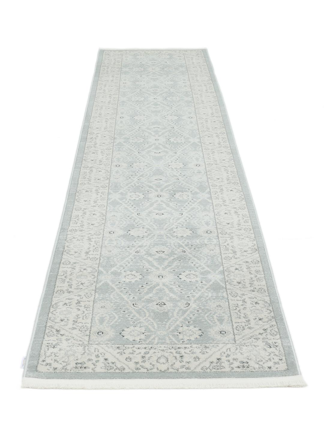 Lichtblauwe loper met traditionele motieven