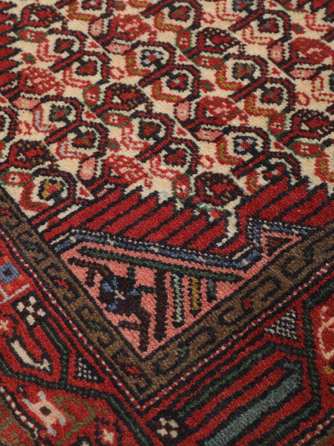 Handgeknoopte Hamadan loper uit het Midden-Oosten in rood- en beige tinten