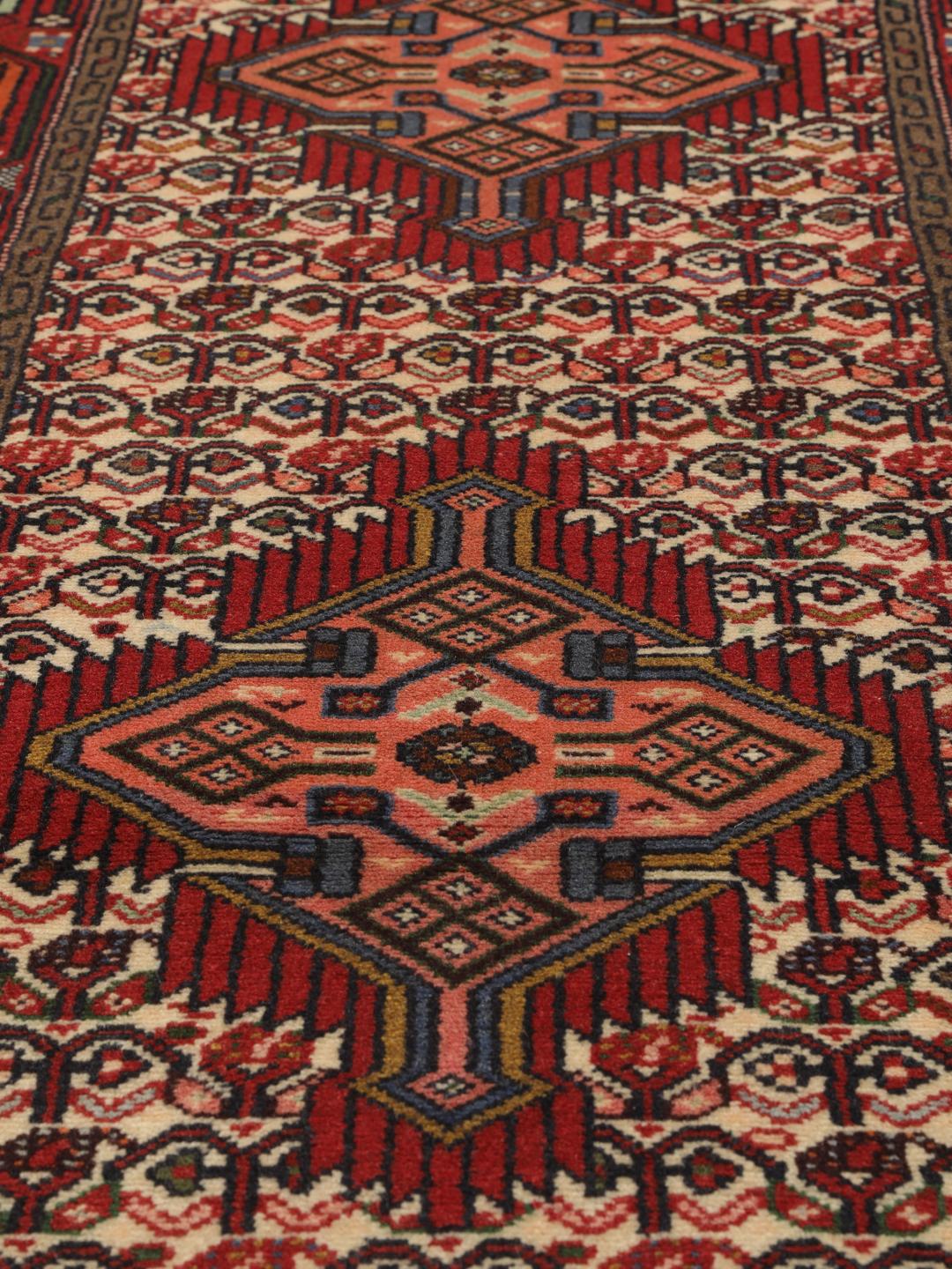 Handgeknoopte Hamadan loper uit het Midden-Oosten in rood- en beige tinten