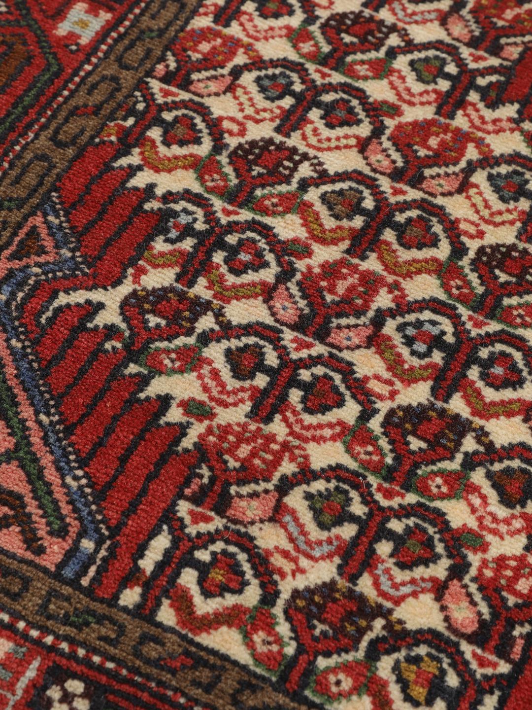 Handgeknoopte Hamadan loper uit het Midden-Oosten in rood- en beige tinten