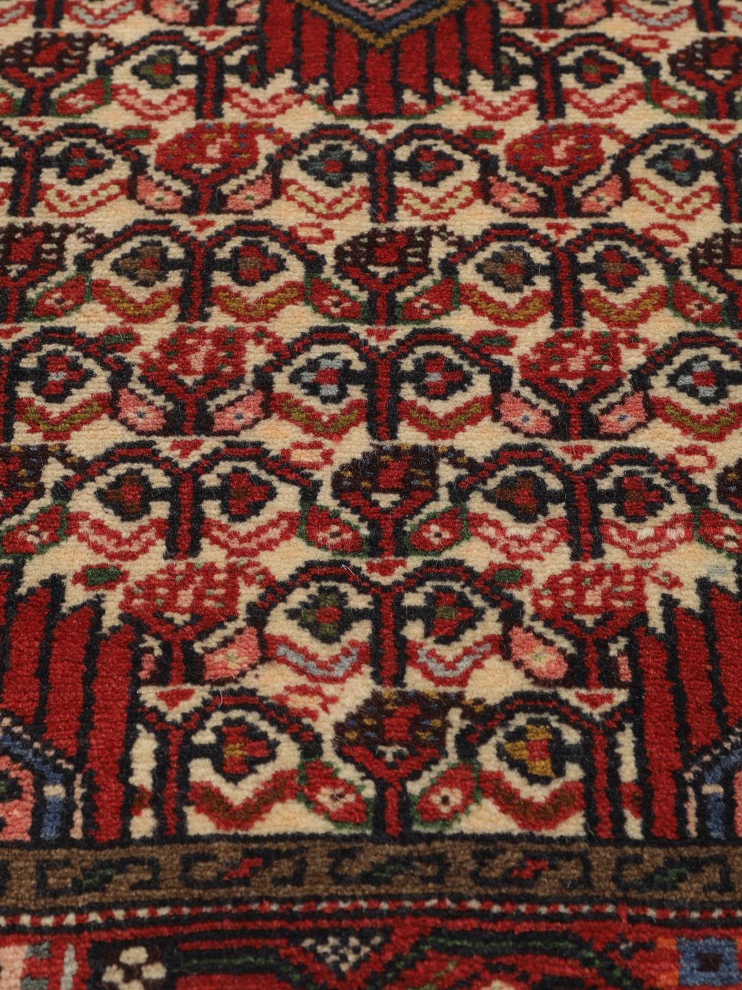 Handgeknoopte Hamadan loper uit het Midden-Oosten in rood- en beige tinten