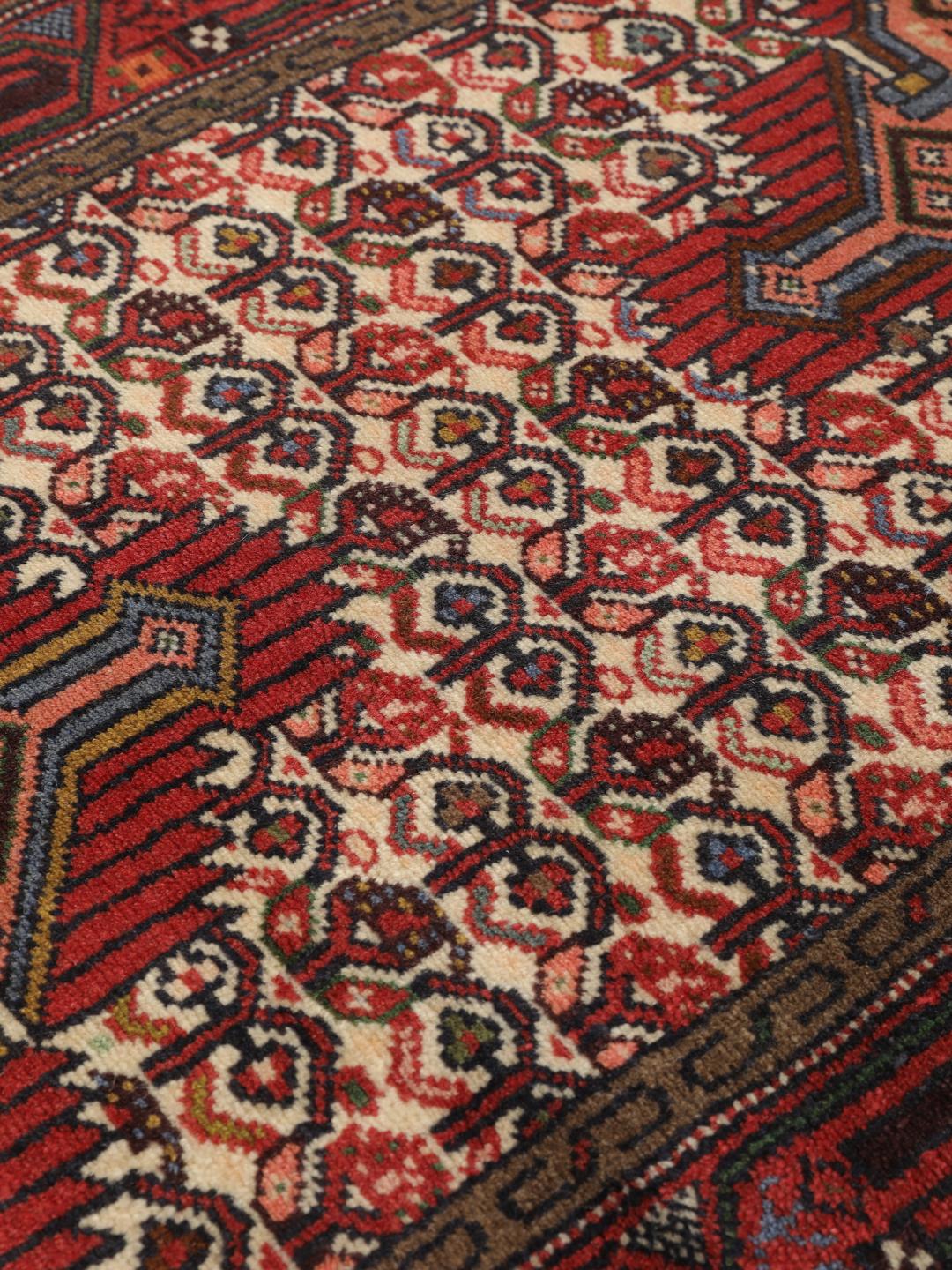 Handgeknoopte Hamadan loper uit het Midden-Oosten in rood- en beige tinten