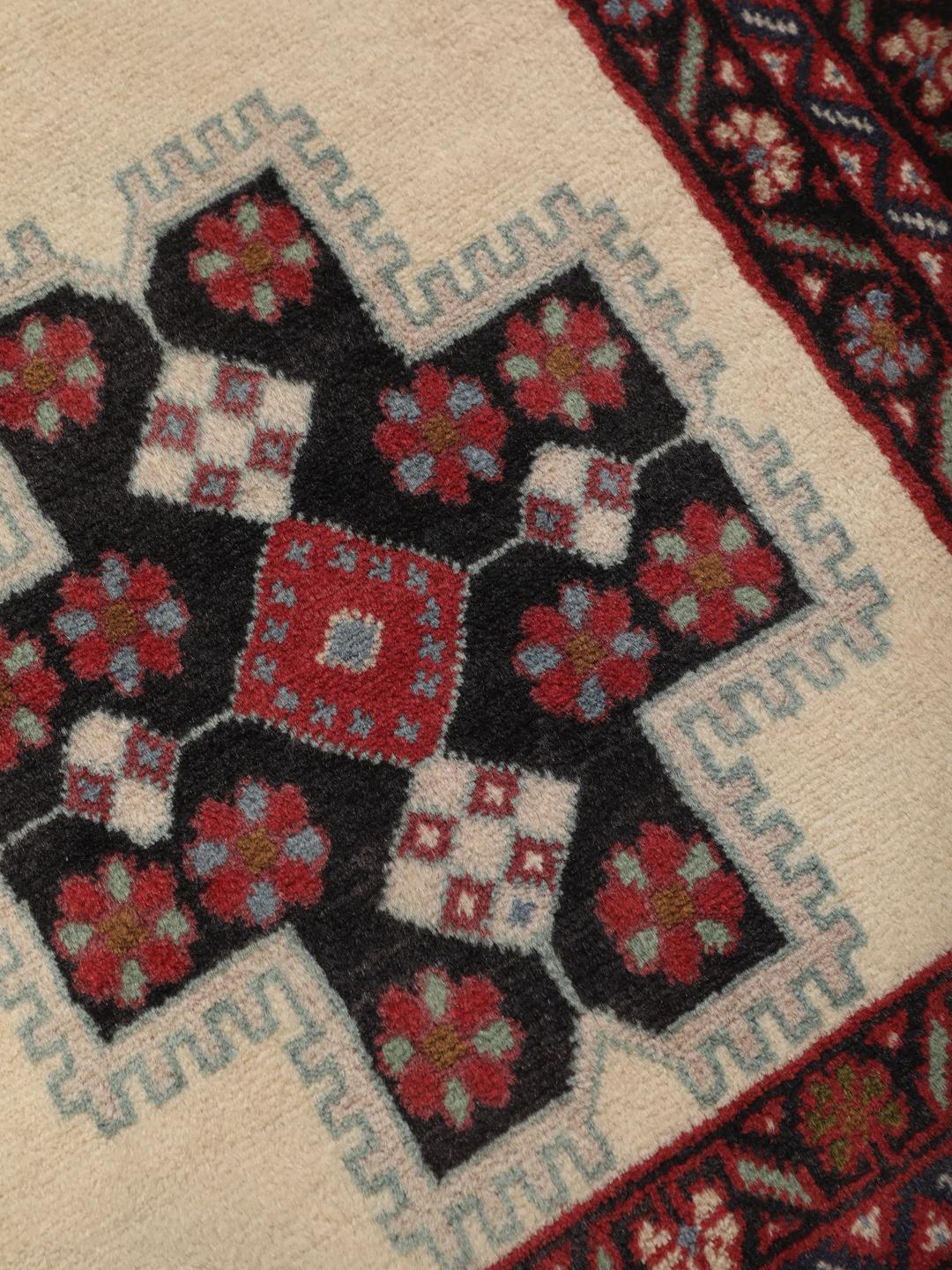 Håndknyttet Afshar tæppe med geometriske motiver i beige og røde nuancer fra Mellemøsten