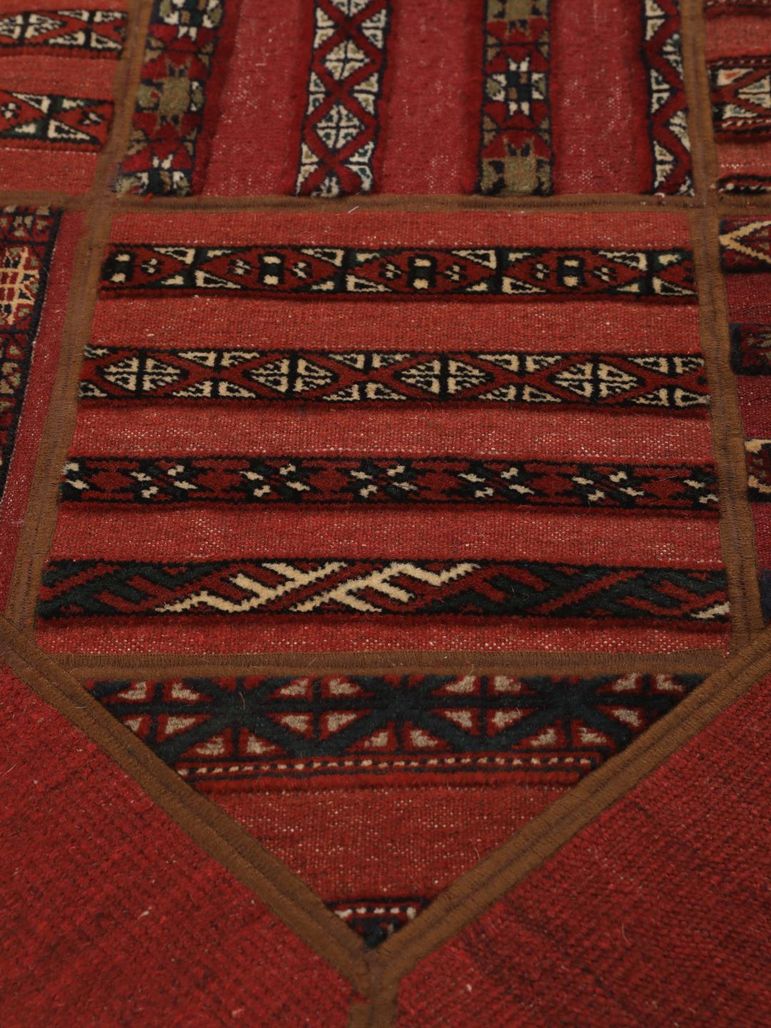 Tapis patchwork rouge tissé à la main provenant du Moyen-Orient