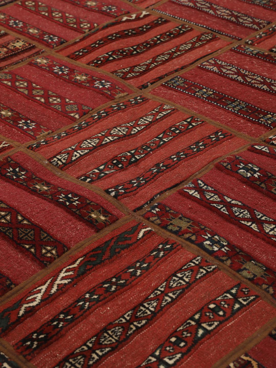 Tapis patchwork rouge tissé à la main provenant du Moyen-Orient