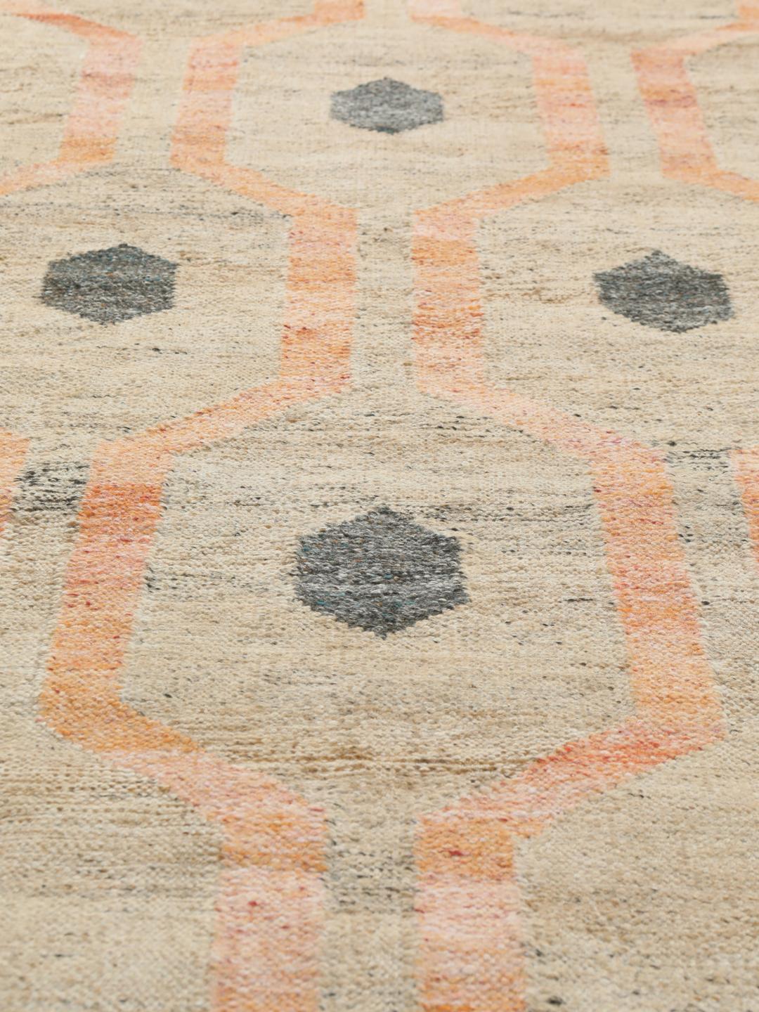Handgeweven tapijt met een geometrisch patroon in koraal en oranje