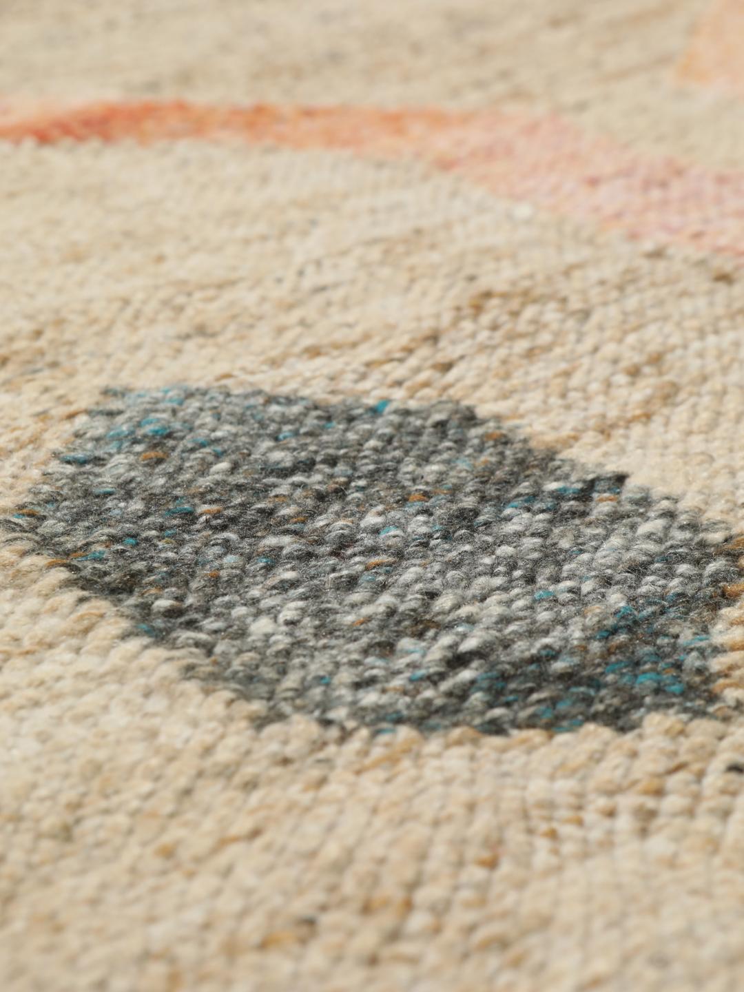 Handgeweven tapijt met een geometrisch patroon in koraal en oranje