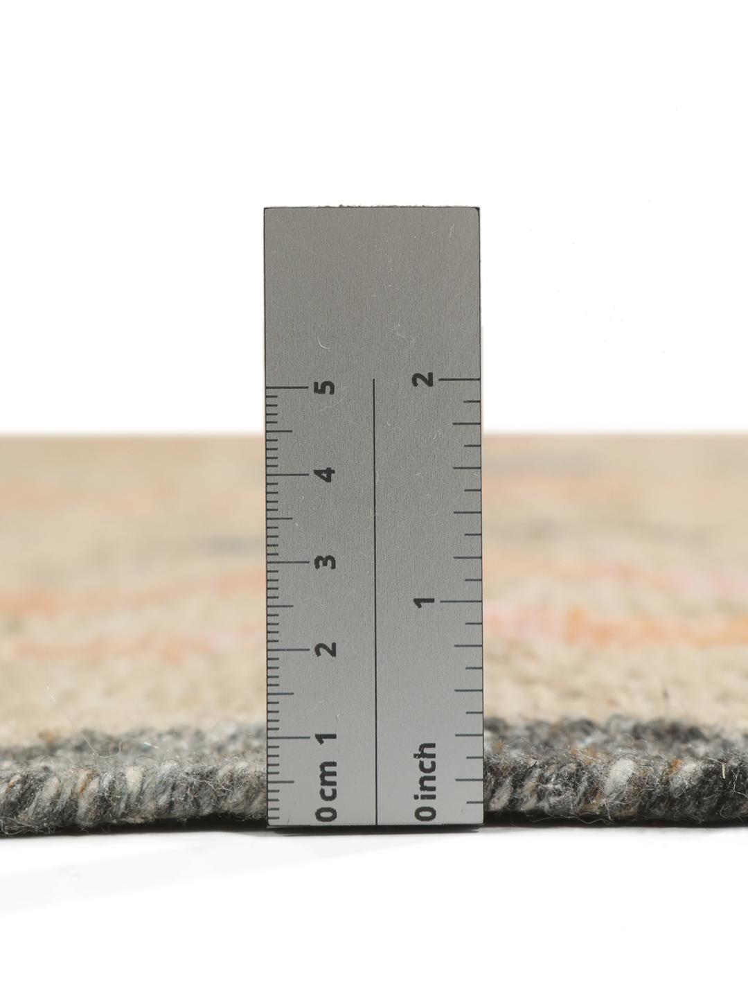 Handgeweven tapijt met een geometrisch patroon in koraal en oranje