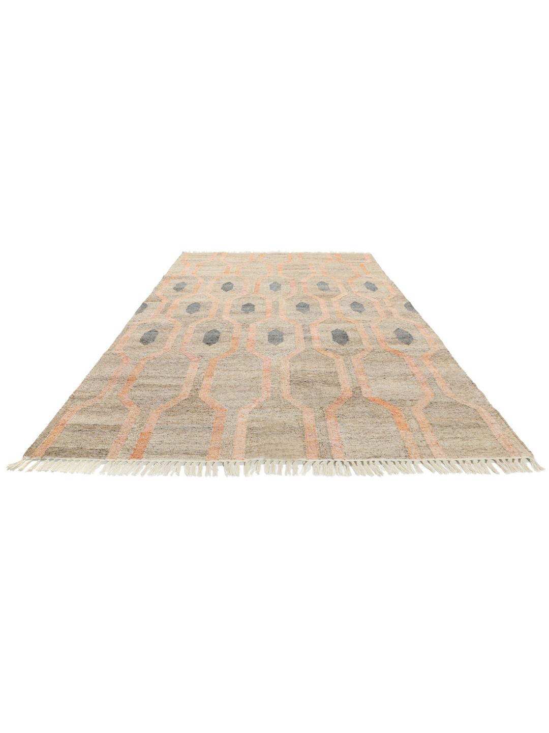 Handgeweven tapijt met een geometrisch patroon in koraal en oranje