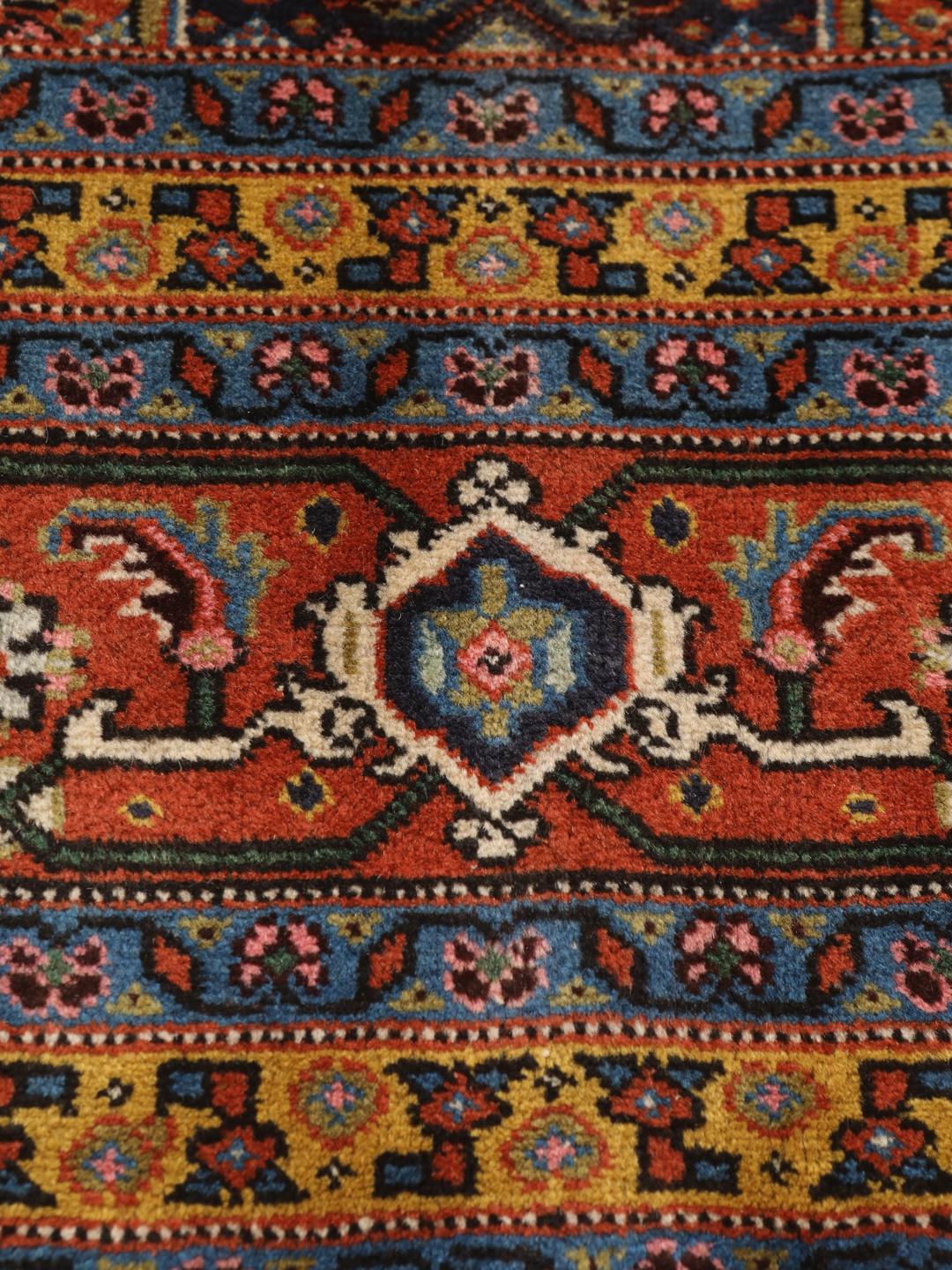Handgeknoopt Ardebil-tapijt met een donkerrood en donkerblauw medaillonpatroon