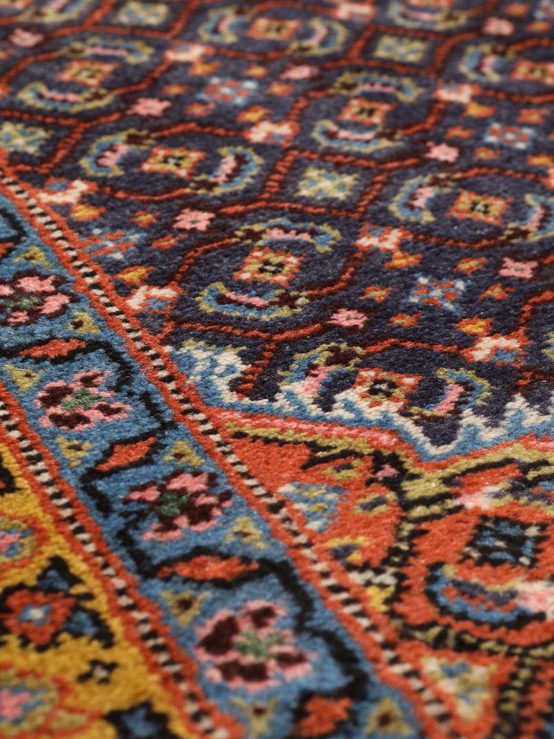 Handgeknoopt Ardebil-tapijt met een donkerrood en donkerblauw medaillonpatroon