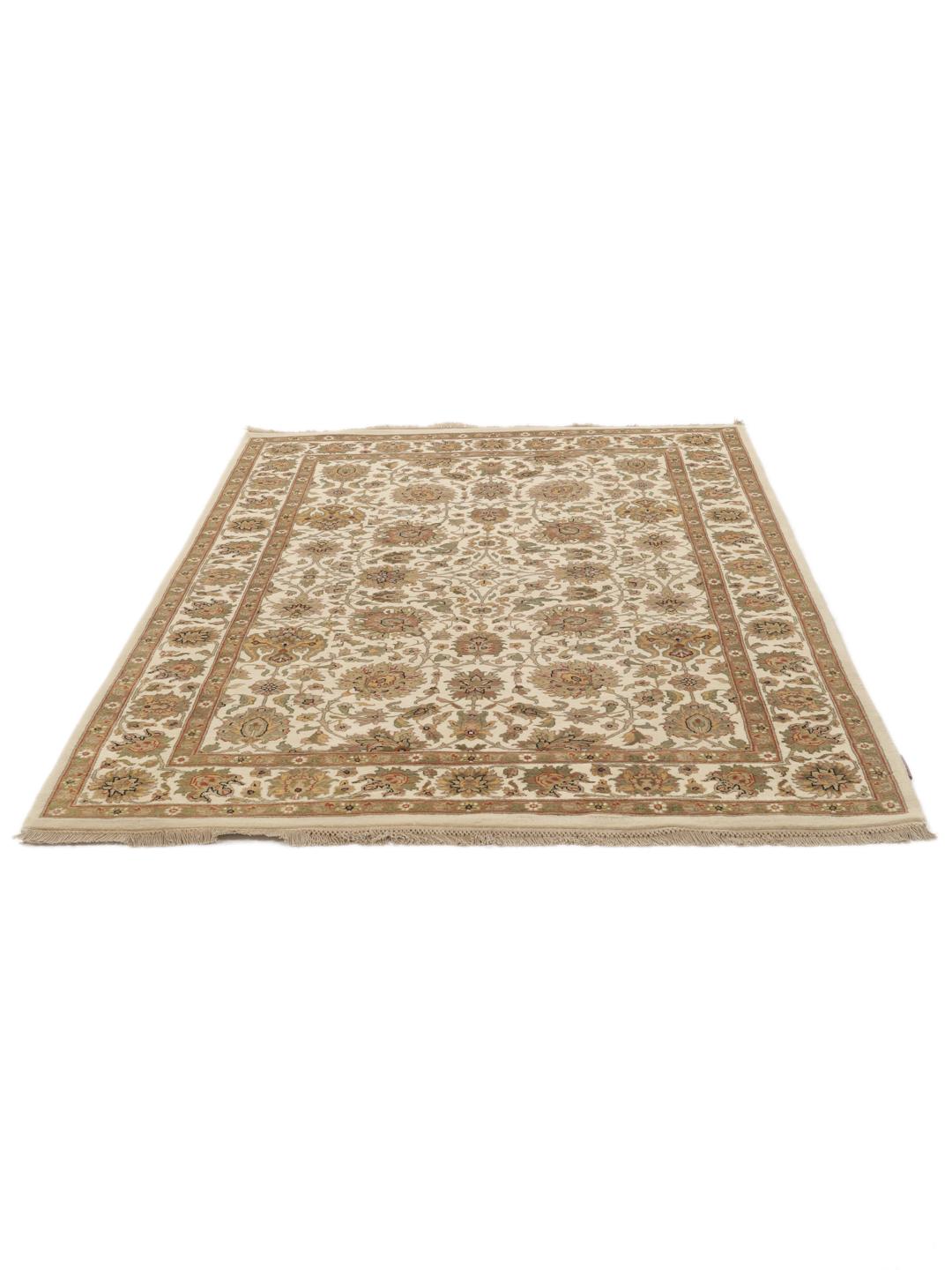 Et håndknyttet Sarough American tæppe fra Indien med et blomstermønster i beige og bløde jordfarver.