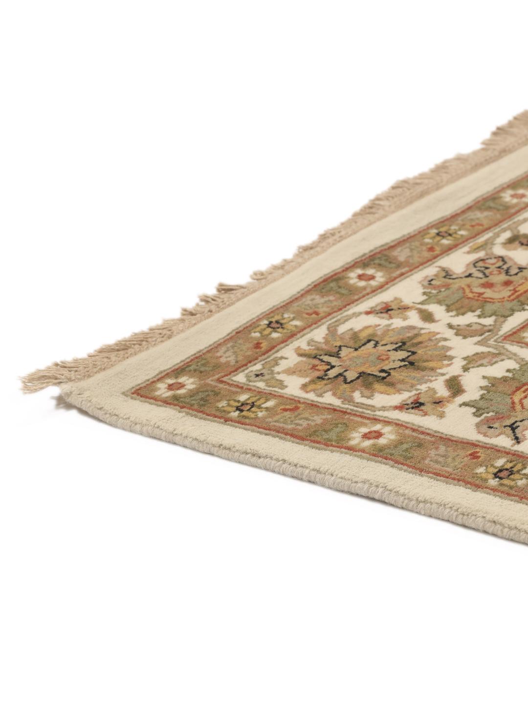 Et håndknyttet Sarough American tæppe fra Indien med et blomstermønster i beige og bløde jordfarver.