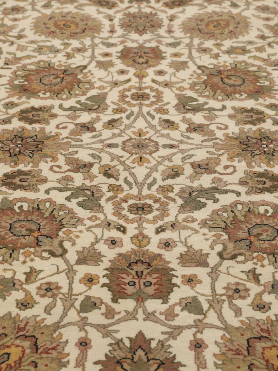Et håndknyttet Sarough American tæppe fra Indien med et blomstermønster i beige og bløde jordfarver.