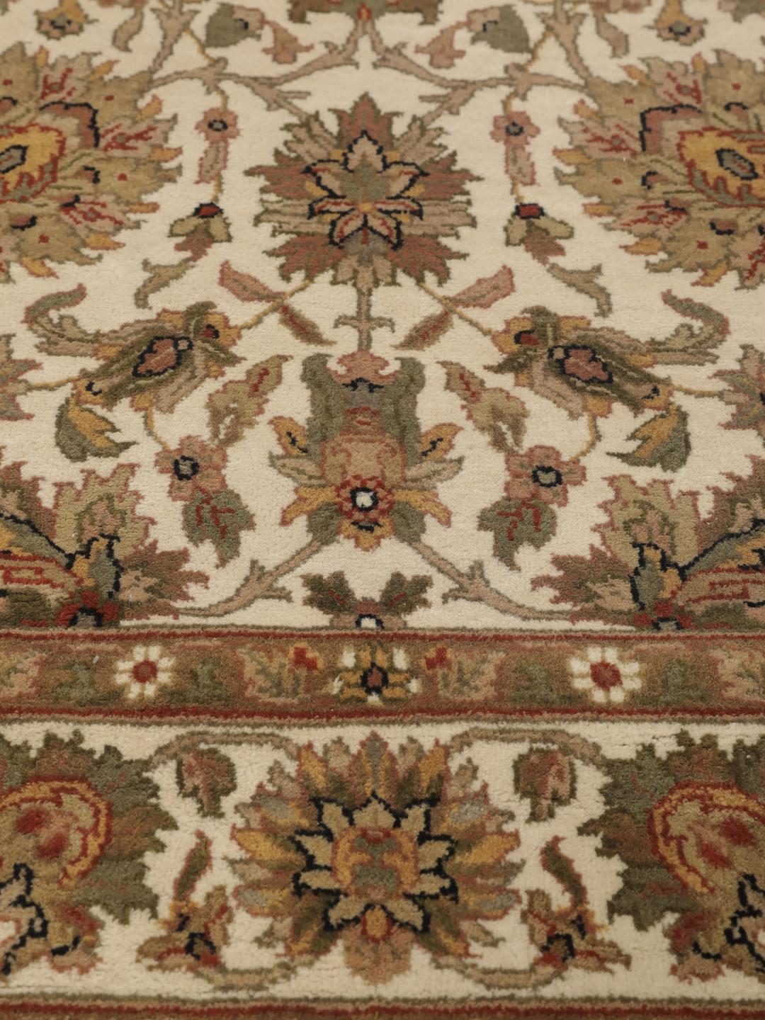 Et håndknyttet Sarough American tæppe fra Indien med et blomstermønster i beige og bløde jordfarver.