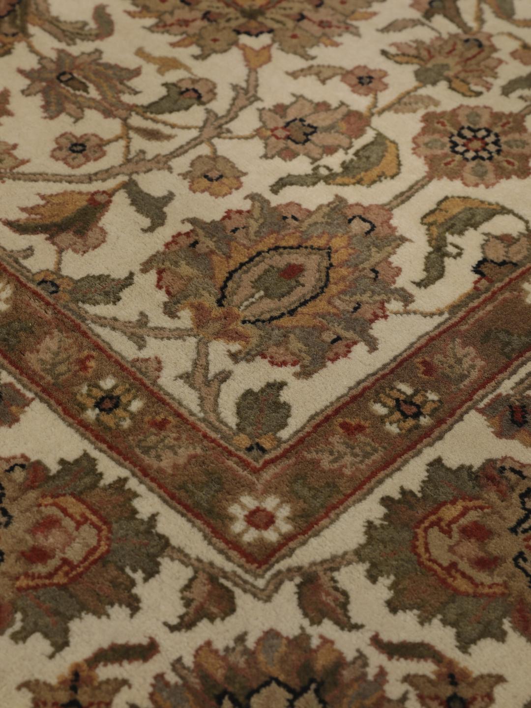 Et håndknyttet Sarough American tæppe fra Indien med et blomstermønster i beige og bløde jordfarver.