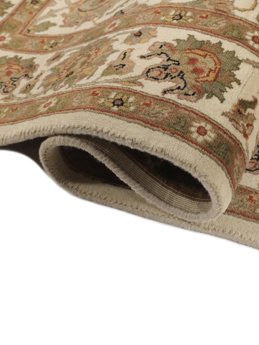 Et håndknyttet Sarough American tæppe fra Indien med et blomstermønster i beige og bløde jordfarver.