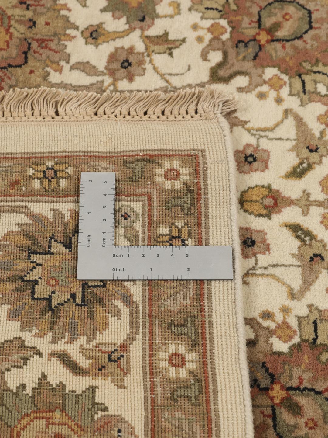 Et håndknyttet Sarough American tæppe fra Indien med et blomstermønster i beige og bløde jordfarver.