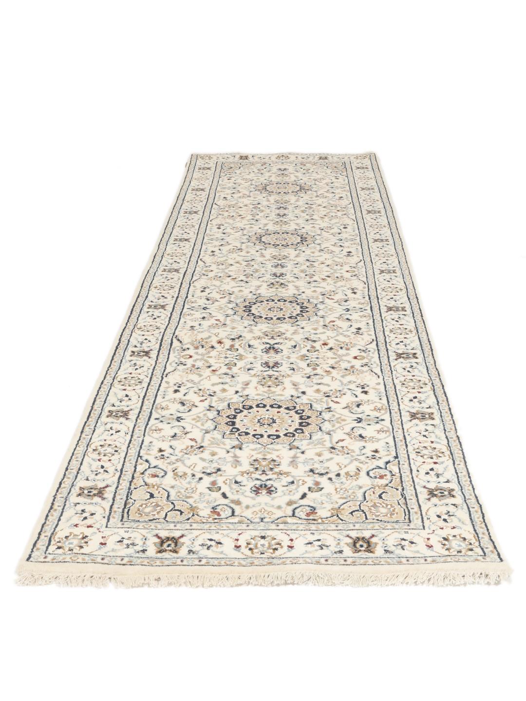 Met de hand geknoopte beige Nain loper uit India met bloemmotieven
