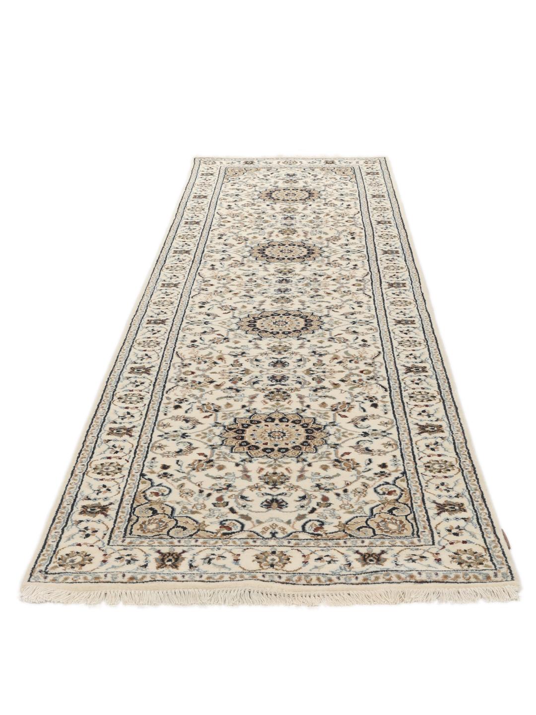 Met de hand geknoopte beige Nain loper uit India met bloemmotieven
